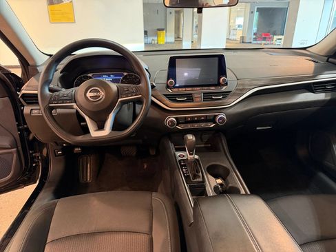 Used 2025 Nissan Altima 2.5 SV FWD image 28