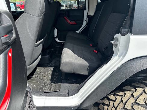 Used 2012 Jeep Wrangler Unlimited Rubicon w/ Connectivity Group AWD/4WD image 34