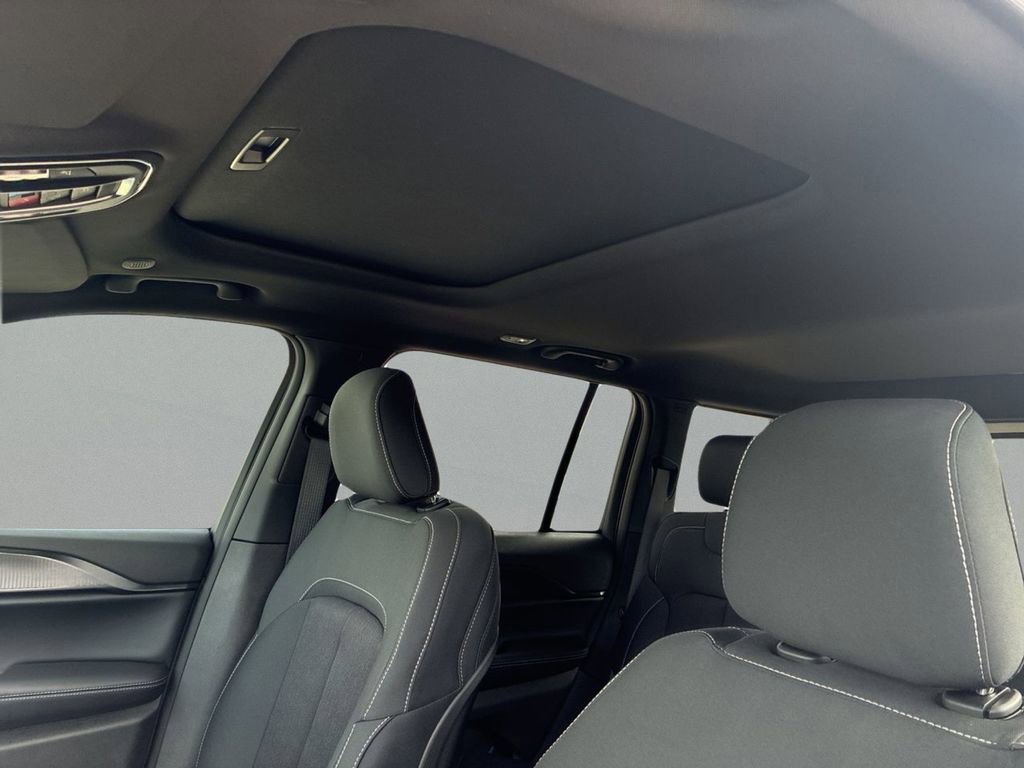 New 2025 Jeep Grand Cherokee Laredo X w/ Luxury Tech Group I RWD image 19