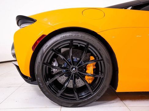 Used 2024 McLaren Artura image 17