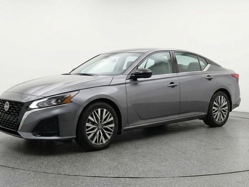 Used 2025 Nissan Altima 2.5 SV image 3