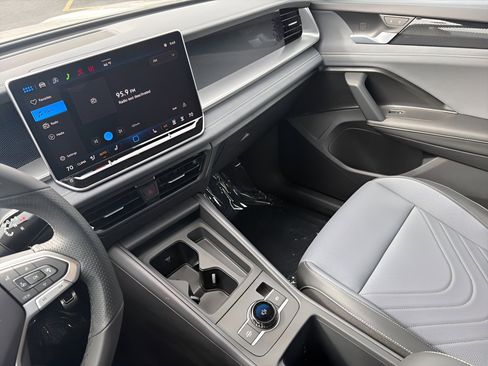 New 2026 Volkswagen Tiguan SE R-Line AWD/4WD image 16