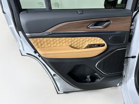 Used 2022 Jeep Grand Cherokee Summit w/ Luxury Tech Group V image 27