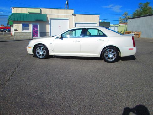 Used 2006 Cadillac STS 4dr Sdn V8 w/ Preferred Equipment Group image 2