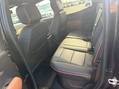 Used 2024 GMC Canyon AT4 w/ AT4 Premium Package AWD/4WD image 10
