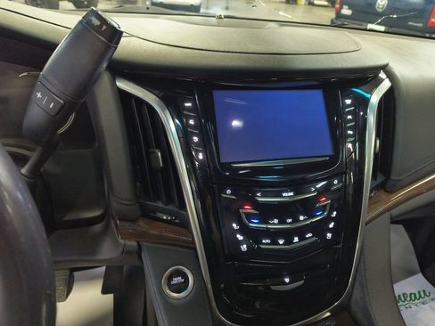 Used 2019 Cadillac Escalade Luxury w/ Escalade Sport Edition AWD/4WD image 21