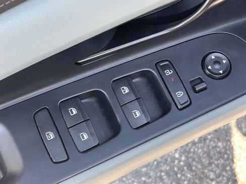 Certified 2025 Hyundai Elantra Limited FWD image 36