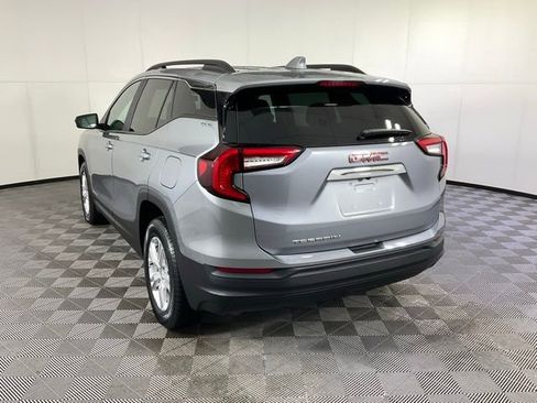 Used 2024 GMC Terrain SLE w/ Driver Convenience Package image 4