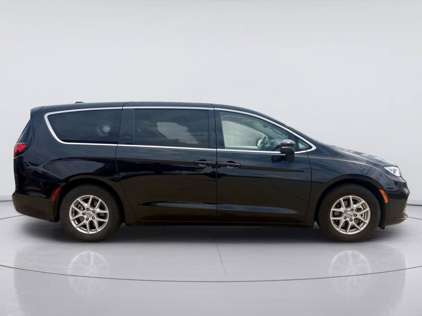 Used 2023 Chrysler Pacifica Touring-L FWD image 2