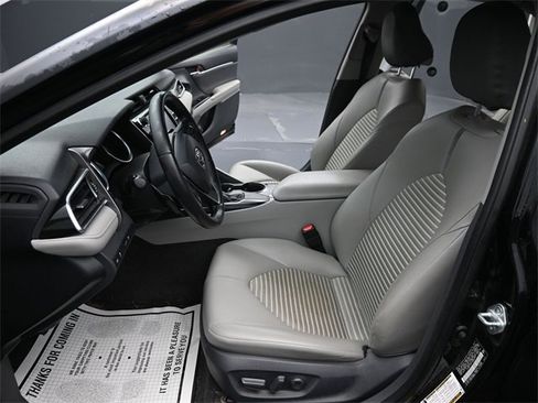 Used 2018 Toyota Camry SE image 11