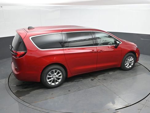 New 2026 Chrysler Pacifica Select AWD/4WD image 30
