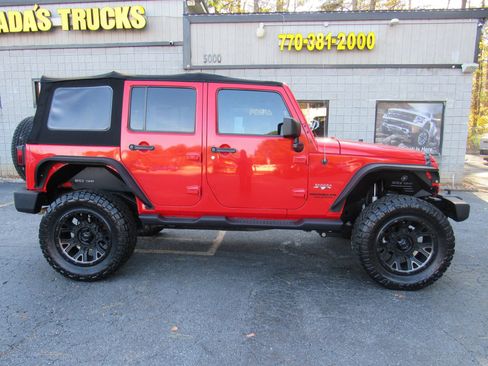 Used 2017 Jeep Wrangler Unlimited Sahara w/ Connectivity Group AWD/4WD image 8