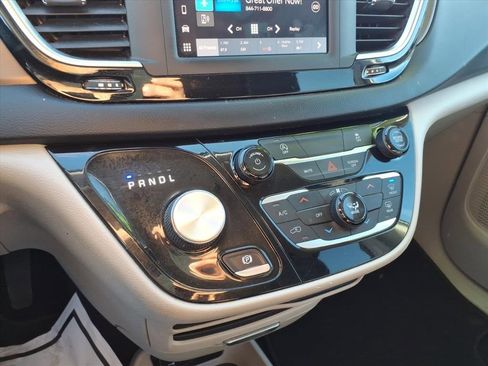 Used 2022 Chrysler Voyager LX image 16