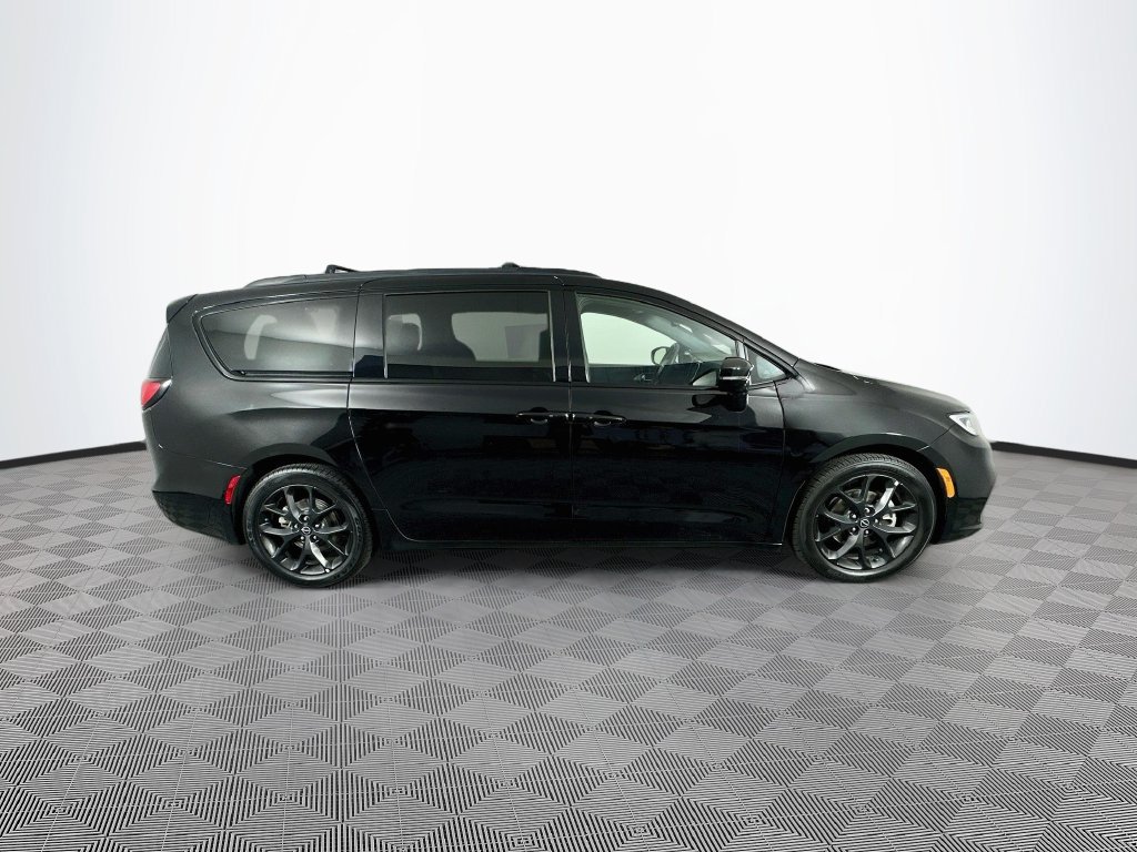 Certified 2025 Chrysler Pacifica Limited FWD image 13