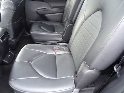 Used 2023 Toyota Highlander XLE FWD image 6