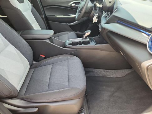 Used 2024 Chevrolet Trax LS w/ LS Convenience Package FWD image 8