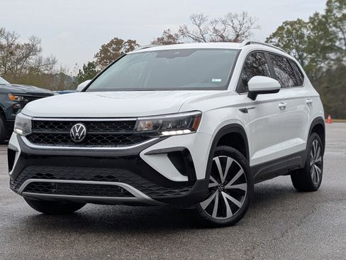 Used 2024 Volkswagen Taos SE image 4