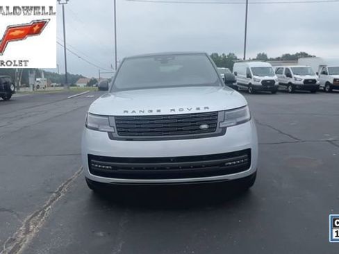 Used 2025 Land Rover Range Rover SE image 3