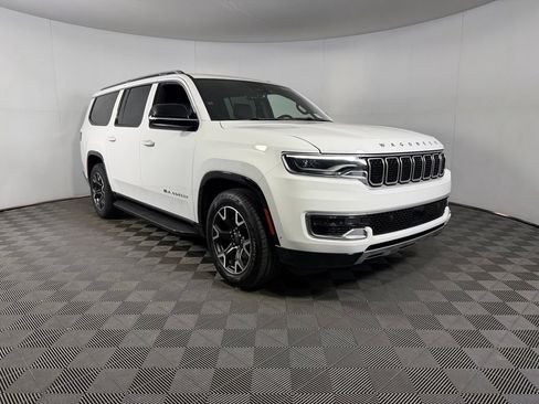 Used 2023 Jeep Wagoneer L Series III w/ Preferred Equipment Group AWD/4WD image 5