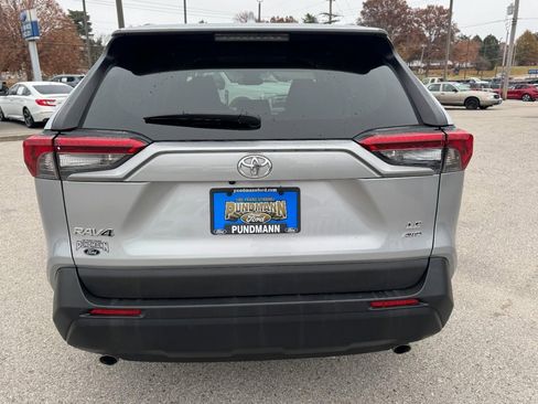 Used 2021 Toyota RAV4 LE image 4