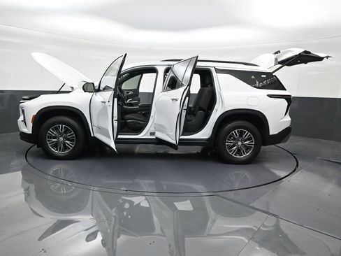 Used 2024 Chevrolet Traverse LT image 34