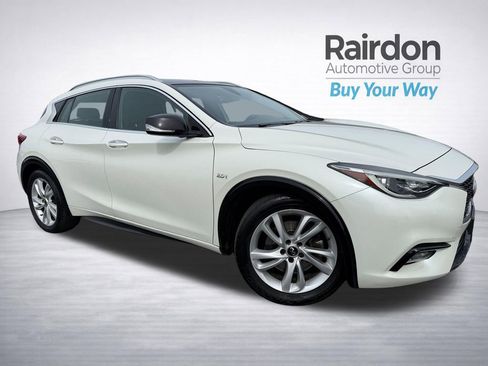 Used 2017 INFINITI QX30 Premium image 1
