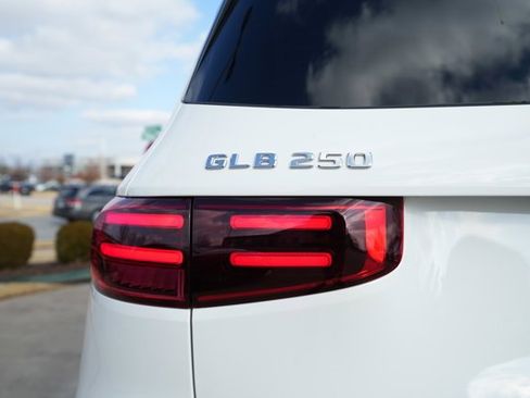 Used 2025 Mercedes-Benz GLB 250 4MATIC image 15
