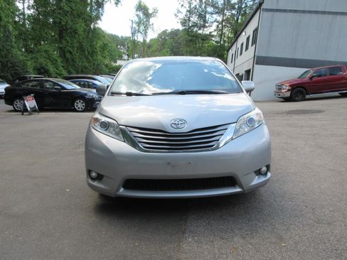 Used 2017 Toyota Sienna XLE image 2