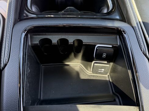 Used 2025 Chrysler Pacifica Limited image 28