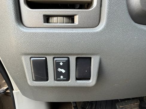 Used 2004 Nissan Titan LE w/ (Tow) Big Tow Pkg AWD/4WD image 11