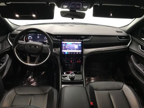 Used 2025 Jeep Grand Cherokee Limited image 27