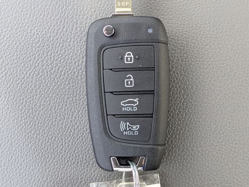 Certified 2025 Hyundai Elantra SE FWD image 50