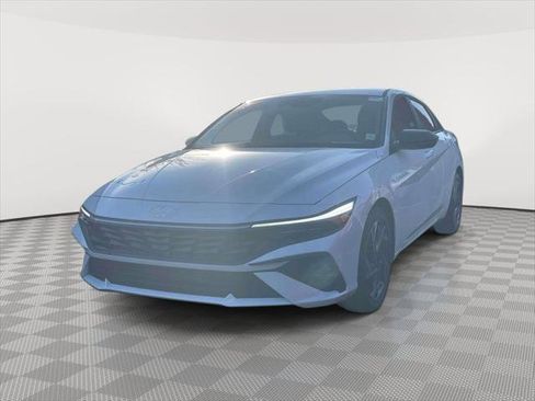 Certified 2025 Hyundai Elantra Sport FWD image 3