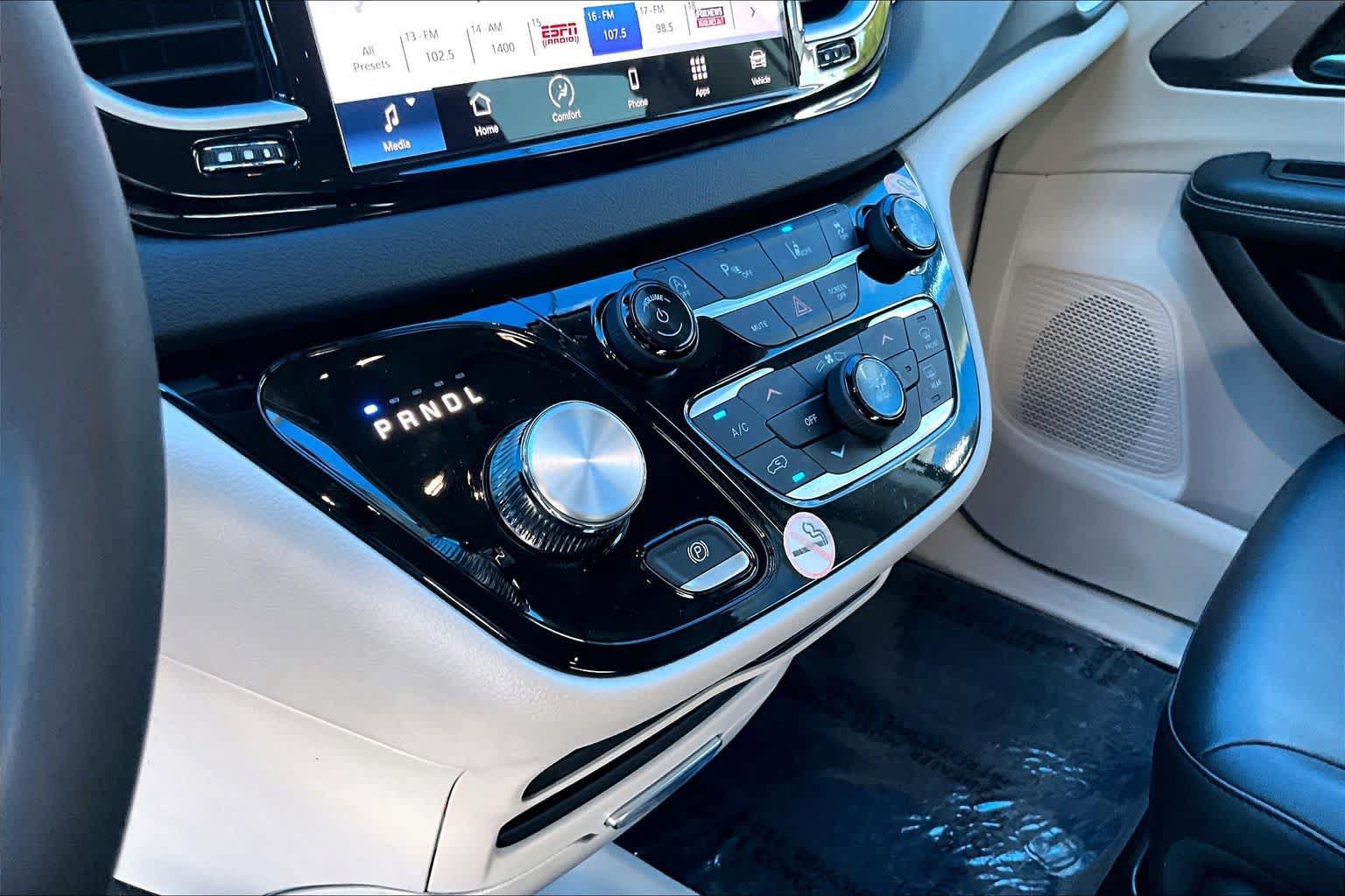 Used 2024 Chrysler Pacifica Touring-L FWD image 16