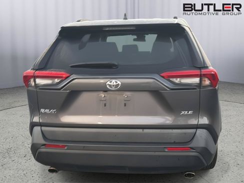 Used 2021 Toyota RAV4 XLE w/ Convenience Package FWD image 7