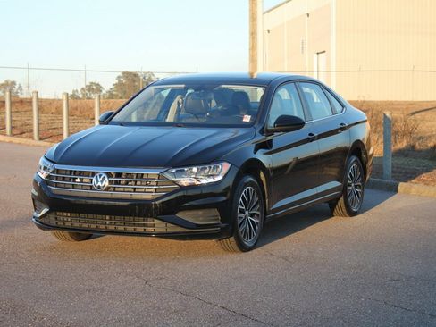 Used 2019 Volkswagen Jetta SE image 2