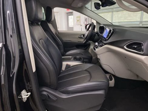 Used 2024 Chrysler Pacifica Touring-L image 18