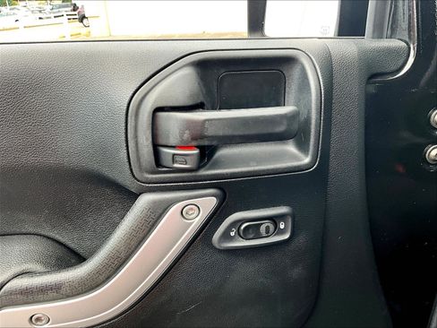 Used 2017 Jeep Wrangler Unlimited Sahara w/ Connectivity Group AWD/4WD image 35