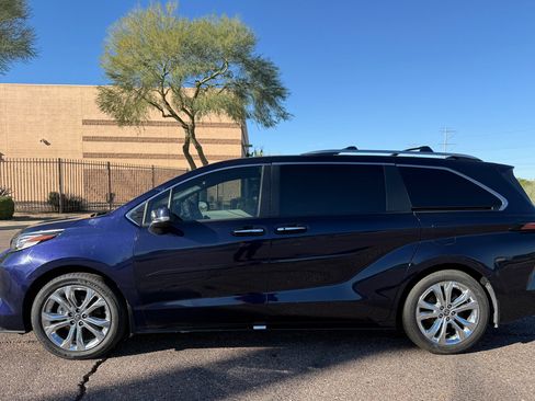 Used 2022 Toyota Sienna Platinum image 5