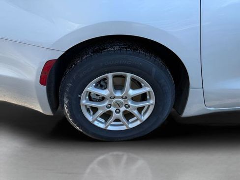 Used 2024 Chrysler Pacifica Touring-L FWD image 27