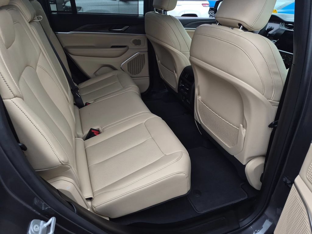 Used 2025 Jeep Grand Cherokee Limited w/ Luxury Tech Group II AWD/4WD image 32