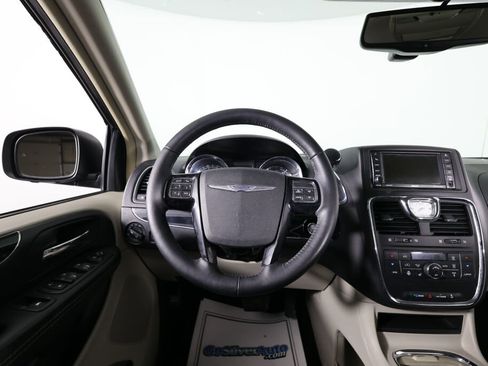 Used 2014 Chrysler Town & Country Touring-L image 27