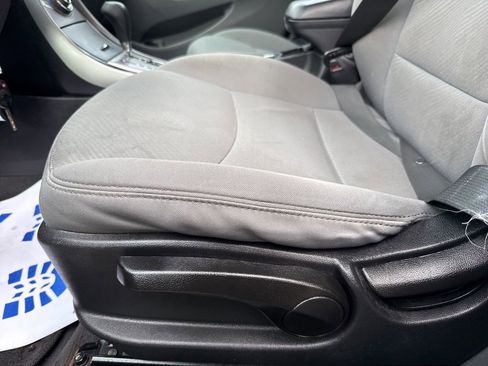 Used 2013 Hyundai Elantra GLS w/ Preferred Pkg image 12