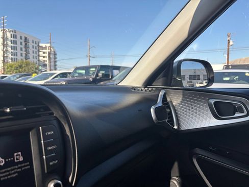 Used 2025 Kia Soul LX w/ LX Technology Package FWD image 34