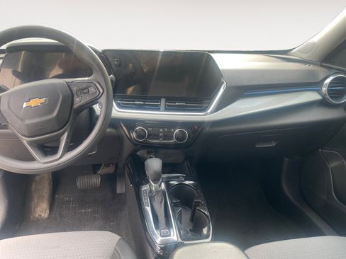 Used 2025 Chevrolet Trax LT w/ Sunroof Package FWD image 11