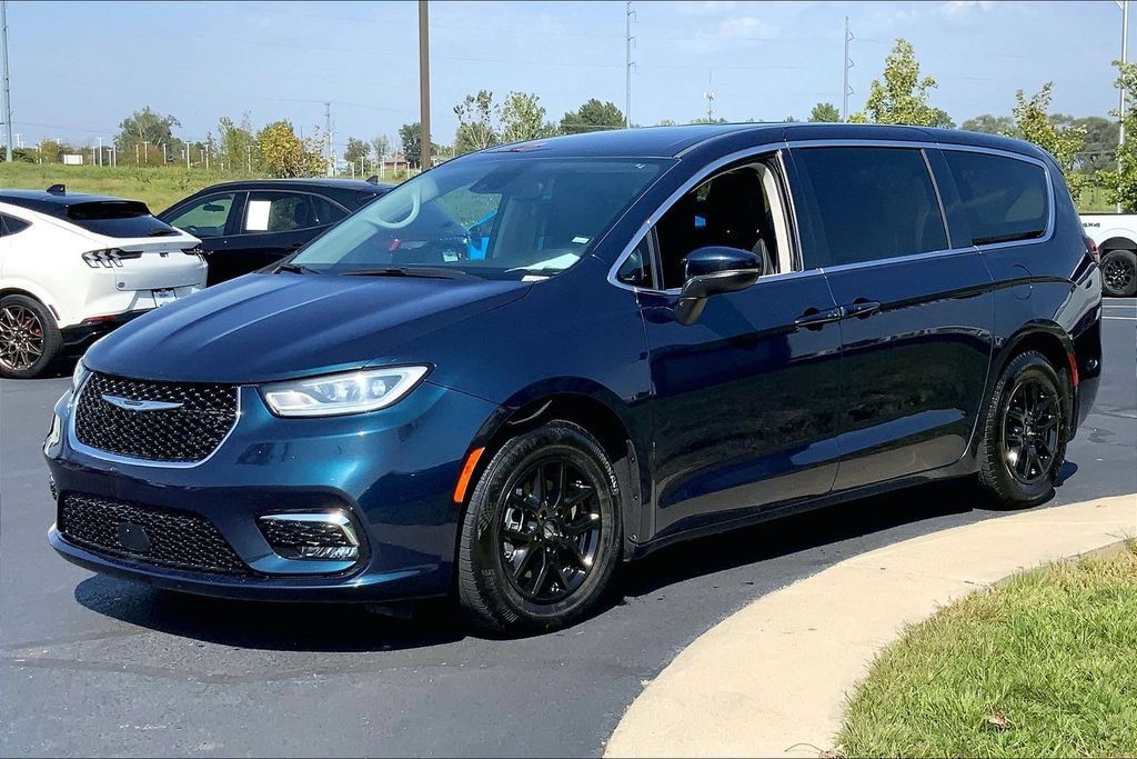 Used 2023 Chrysler Pacifica Touring-L FWD image 5