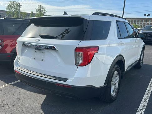 Used 2021 Ford Explorer XLT image 3