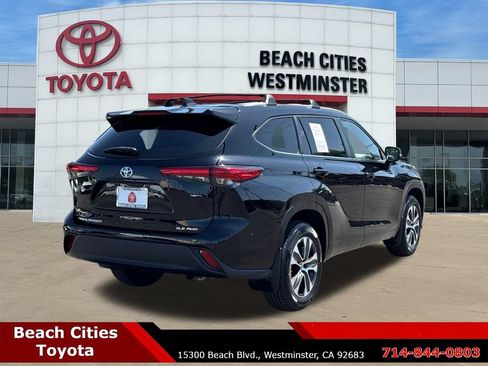 Used 2023 Toyota Highlander XLE AWD/4WD image 12