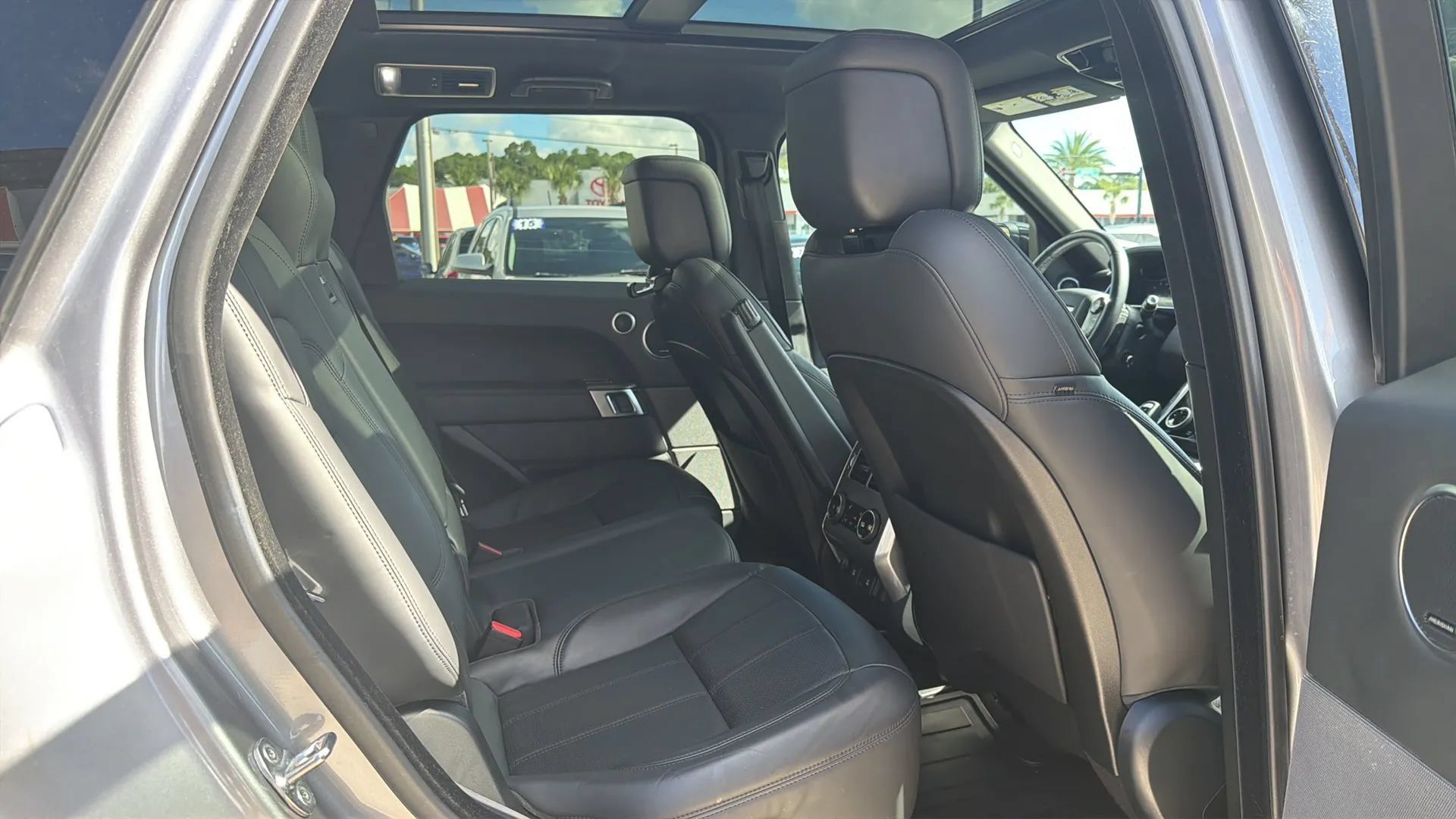 Used 2020 Land Rover Range Rover Sport HSE AWD/4WD image 25