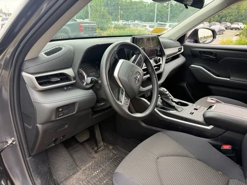 Used 2024 Toyota Highlander LE AWD/4WD image 14